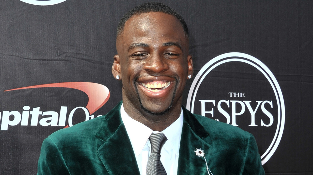 Draymond Green sonriendo en la alfombra roja