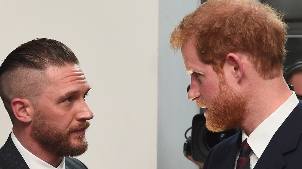 Tom Hardy y el príncipe Harry hablando