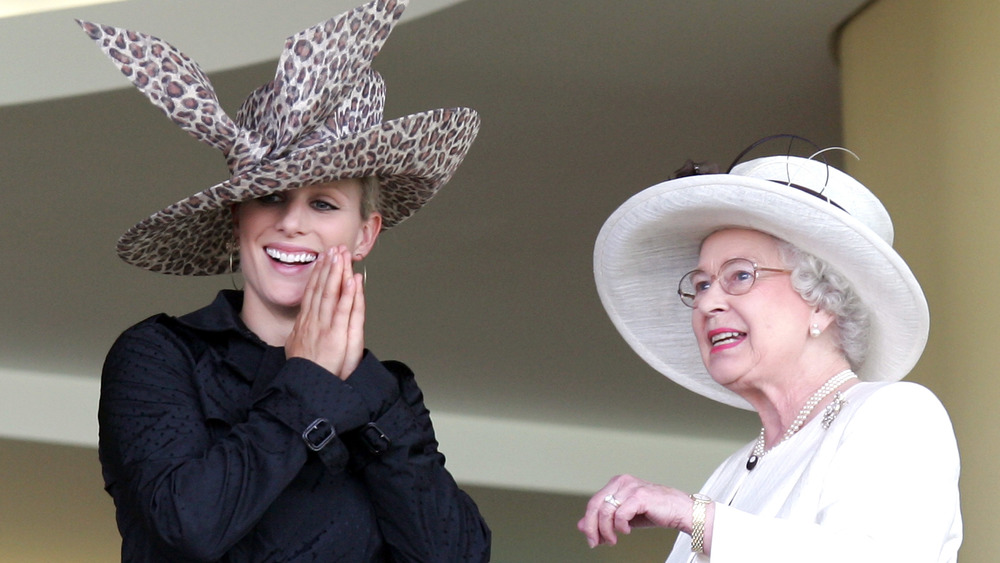 Zara Tindall y la reina Isabel sonriendo