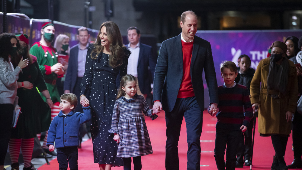 Kate Middleton y el príncipe William caminan con sus hijos