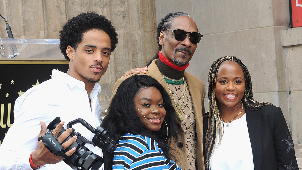 Snoop Dogg y familia posando