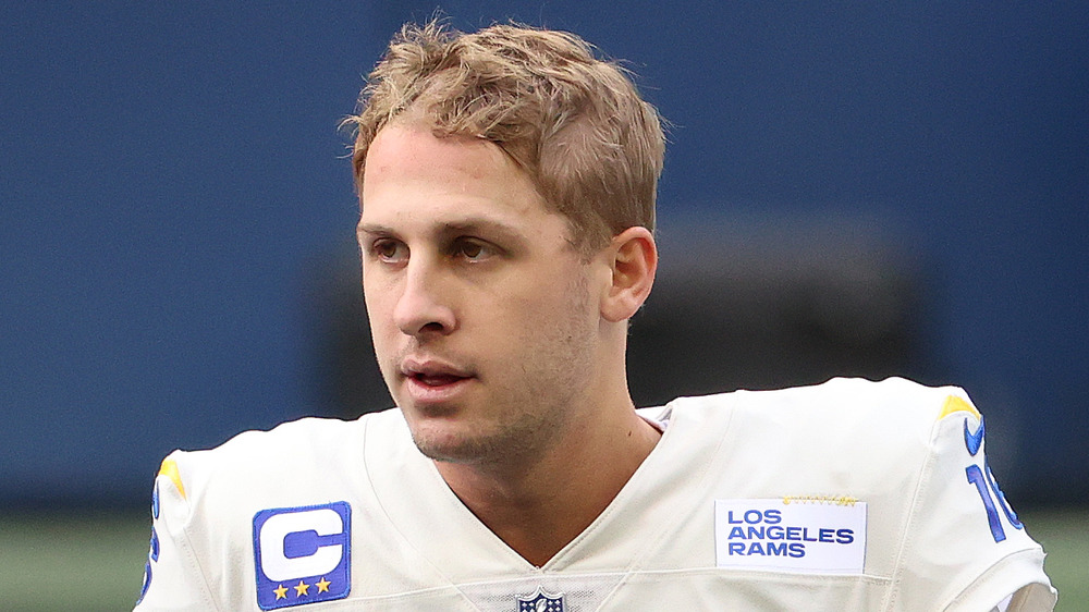 Jared Goff jugando al fútbol