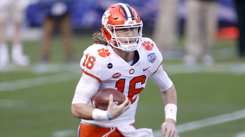 Trevor Lawrence corriendo el balón contra Notre Dame