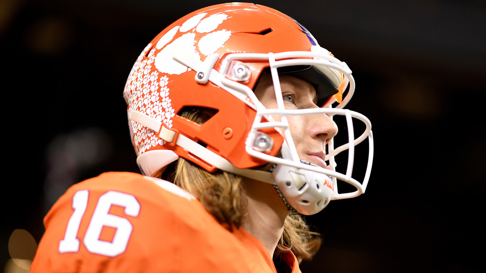 Trevor Lawrence en el campo para el juego del Campeonato Nacional de Playoffs de Fútbol Universitario contra la LSU