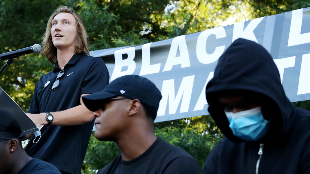 Trevor Lawrence hablando en un evento Black Lives Matter 