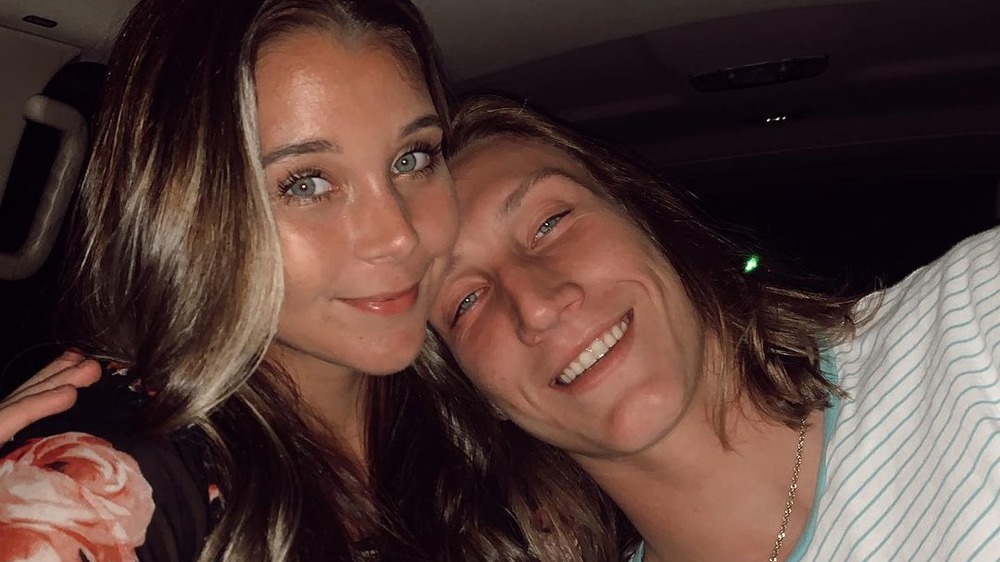 Marissa Mowry y Trevor Lawrence posan para una selfie en Instagram 