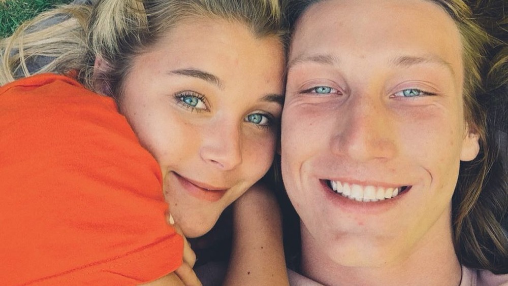 Marissa Mowry y Trevor Lawrence posan para una selfie en Instagram 