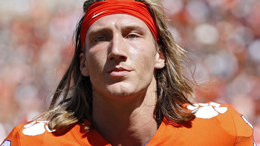 Trevor Lawrence luciendo intenso 