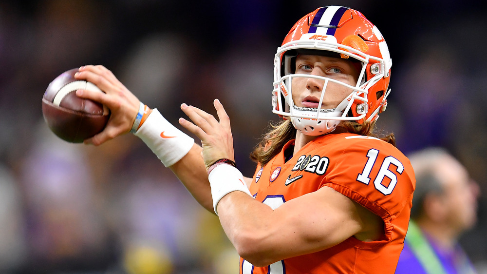 Trevor Lawrence en uniforme lanzando una pelota de fútbol