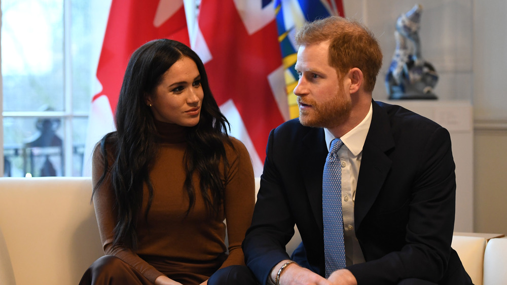 Meghan Markle y el príncipe Harry hablando 