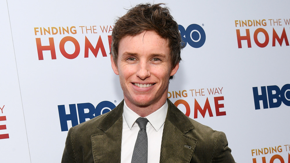 Eddie Redmayne sonriendo