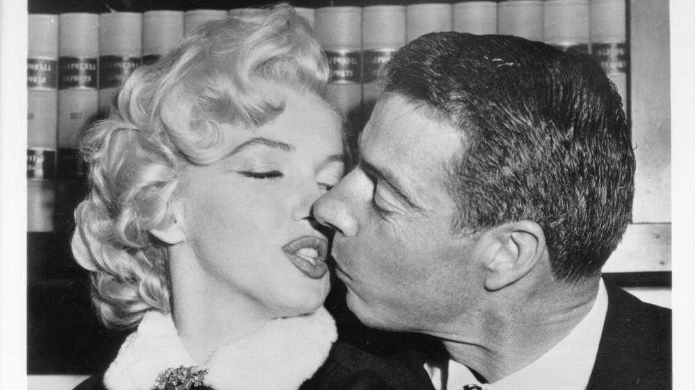 Marilyn Monroe y Joe DiMaggio besándose