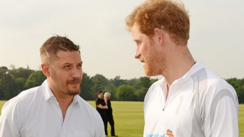 Tom Hardy y el príncipe Harry hablando