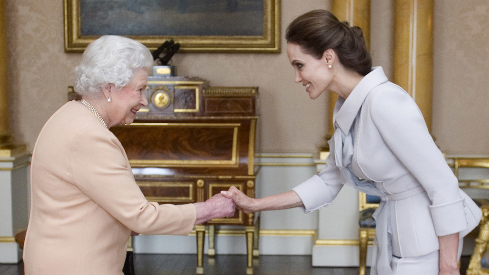 La reina Isabel y Angelina Jolie