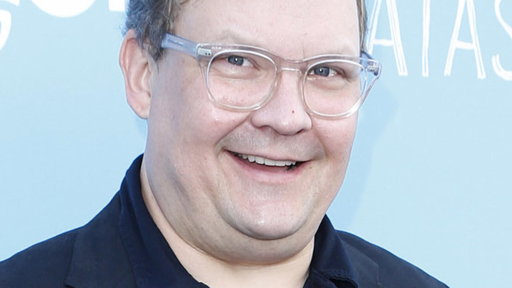 Andy Richter con una sonrisa tonta