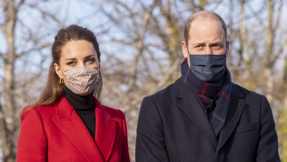 Kate Middleton y el príncipe William con máscaras