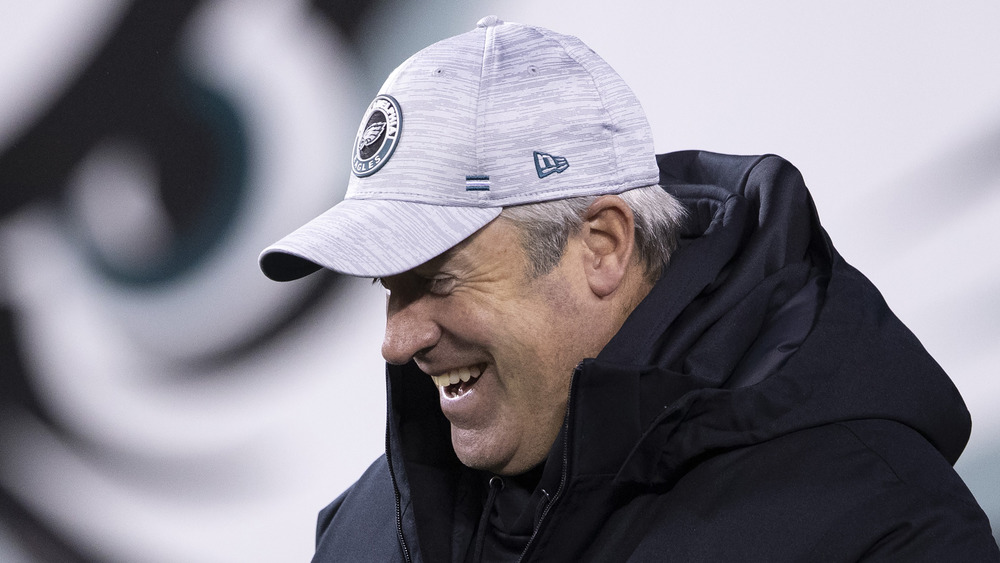 Doug Pederson en el partido de fútbol