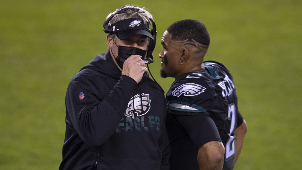 Doug Pederson entrenando a Jalen Hurts