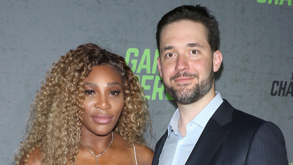 Serena Williams y Alexis Ohanian Sr. sonriendo levemente