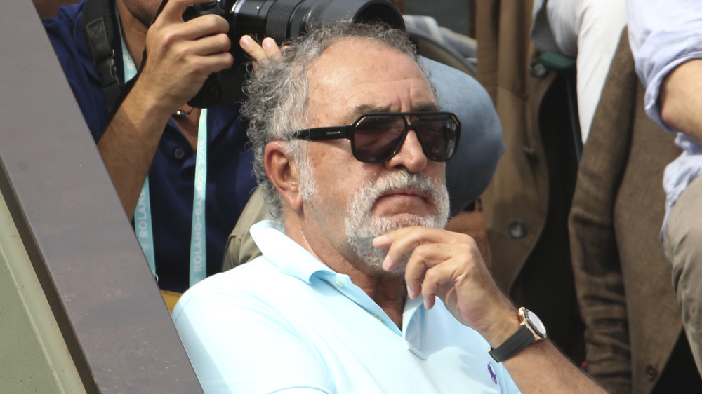 Ion Tiriac sentado en las gradas