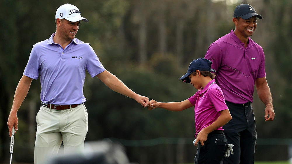 Justin Thomas con Charlie Woods y Tiger Woods