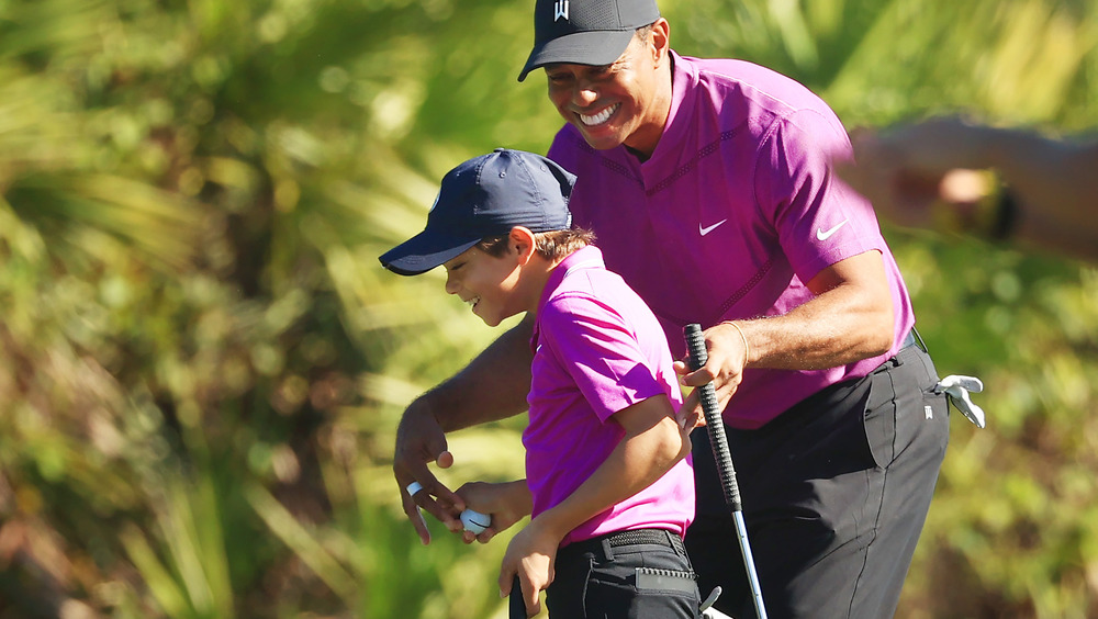 Charlie Woods y Tiger Woods sonriendo