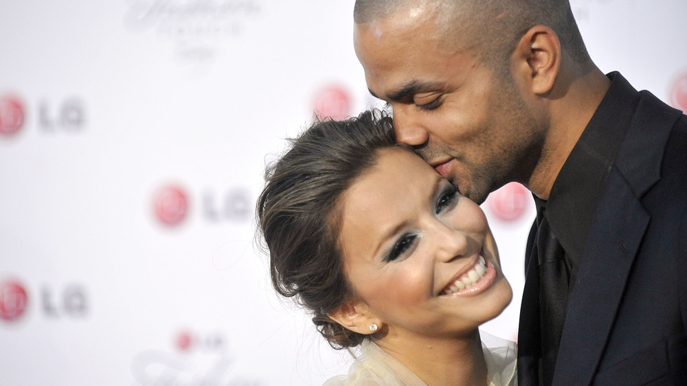 Tony Parker besando a Eva Longoria en el cheque de la alfombra roja