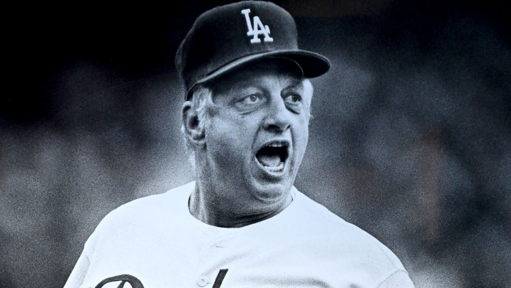 Tommy Lasorda jadeando en el campo