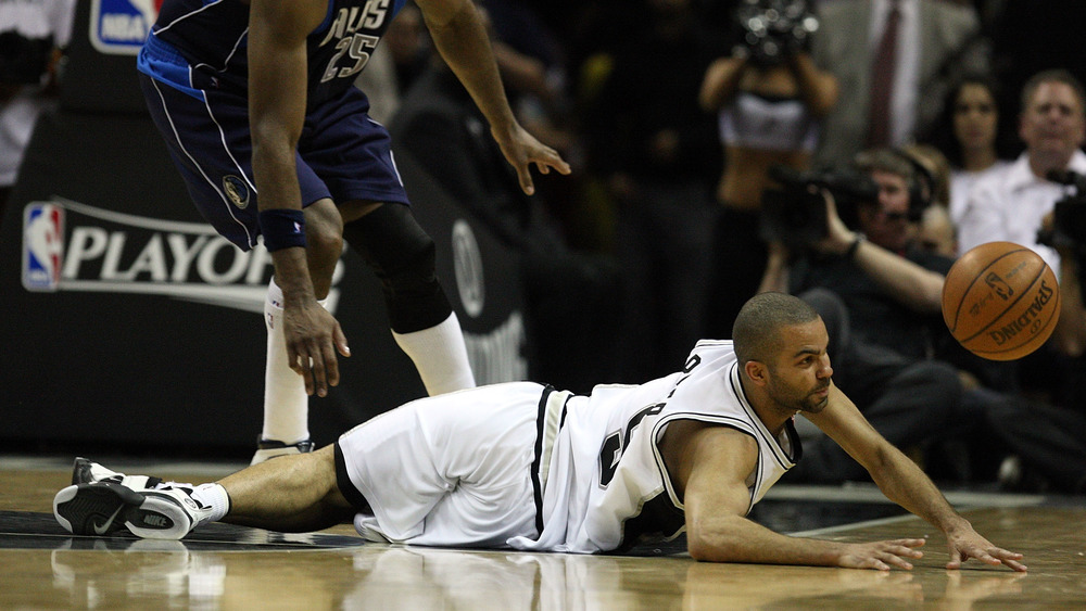 Tony Parker, cayendo