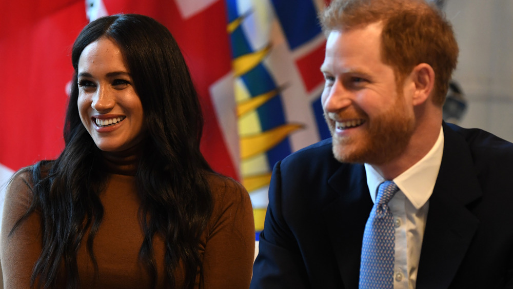 Meghan Markle y el príncipe Harry sentados en Canada House en el Reino Unido