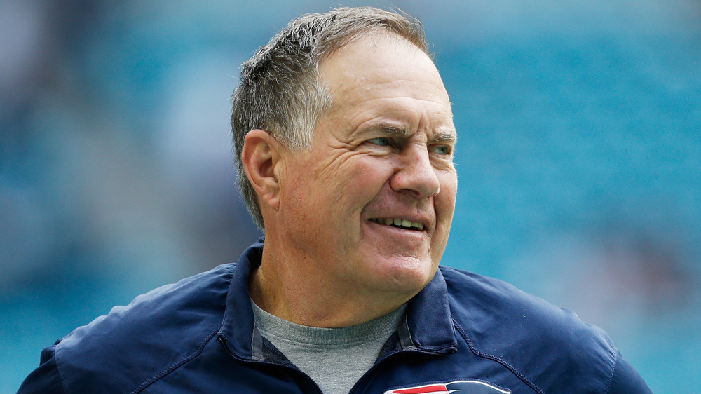 Bill Belichick sonriendo al margen