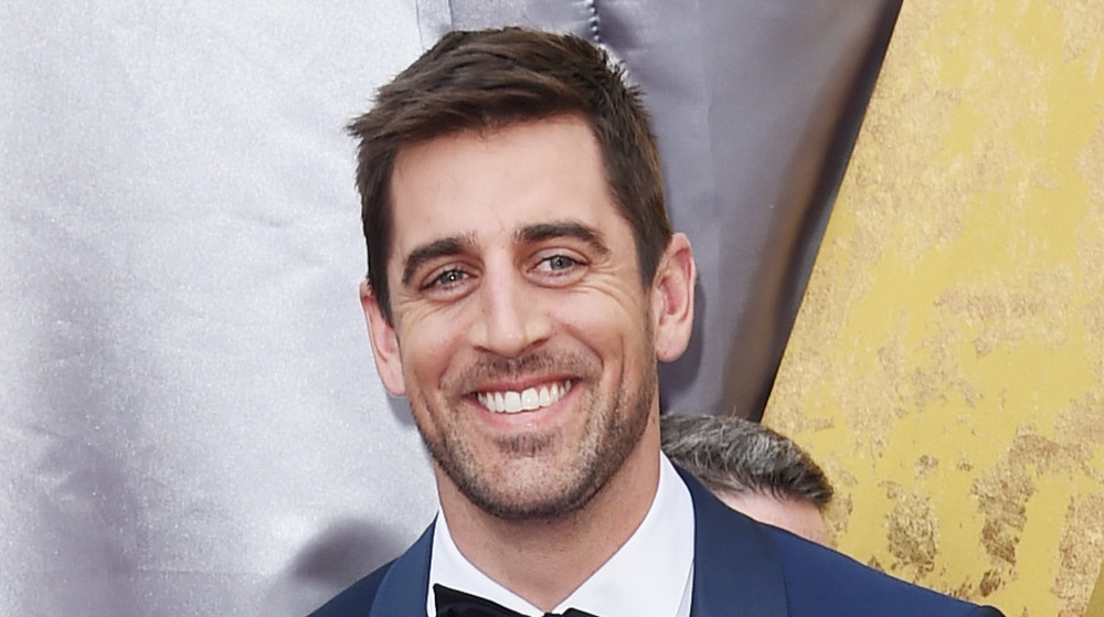 Aaron Rodgers sonríe en la alfombra roja de los Oscar