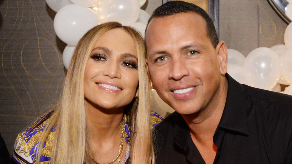 Jennifer Lopez y Alex Rodriguez sonriendo