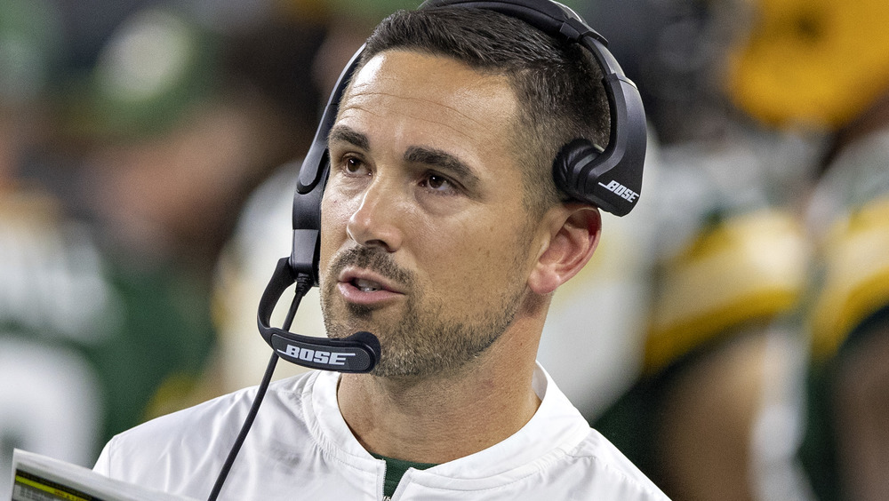 Matt LaFleur entrenando en el campo de Green Bay Packer 