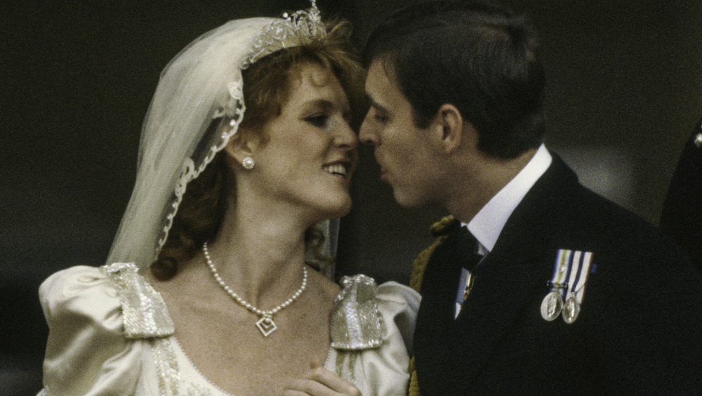 Sarah Ferguson y el príncipe Andrew sonriendo el día de su boda