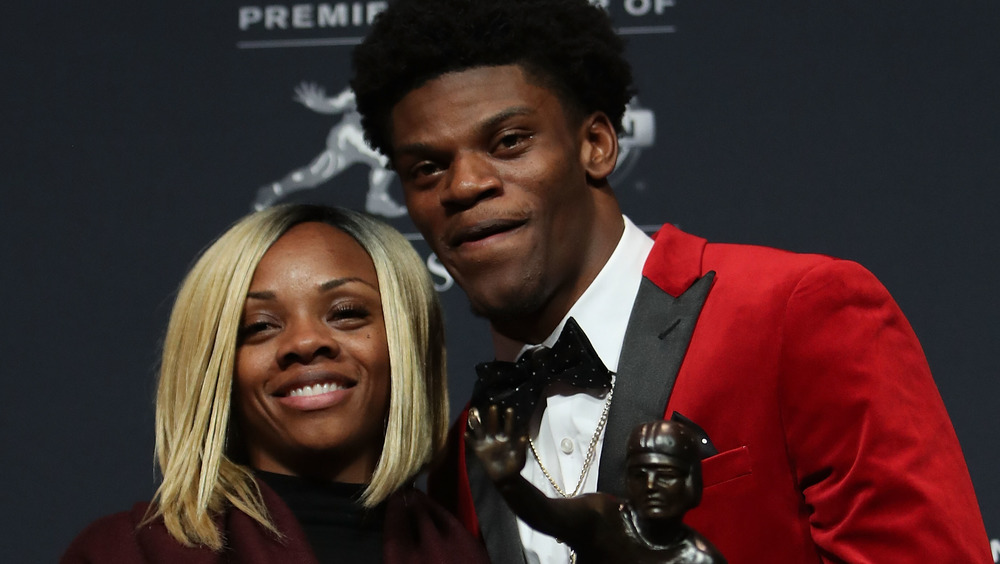 Lamar Jackson y su mamá Felicia Jones posando juntos