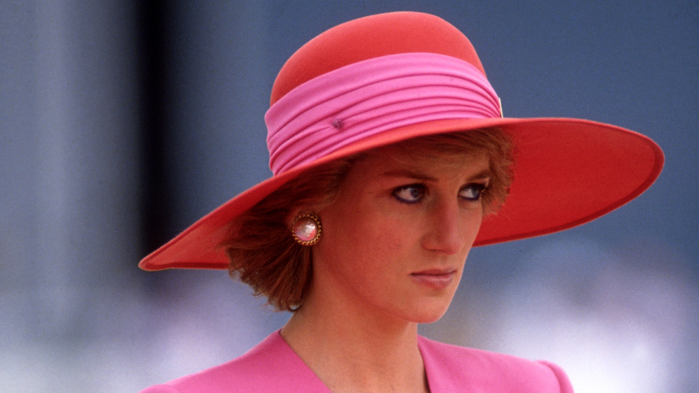 La princesa Diana con un sombrero de ala ancha mirando a lo lejos