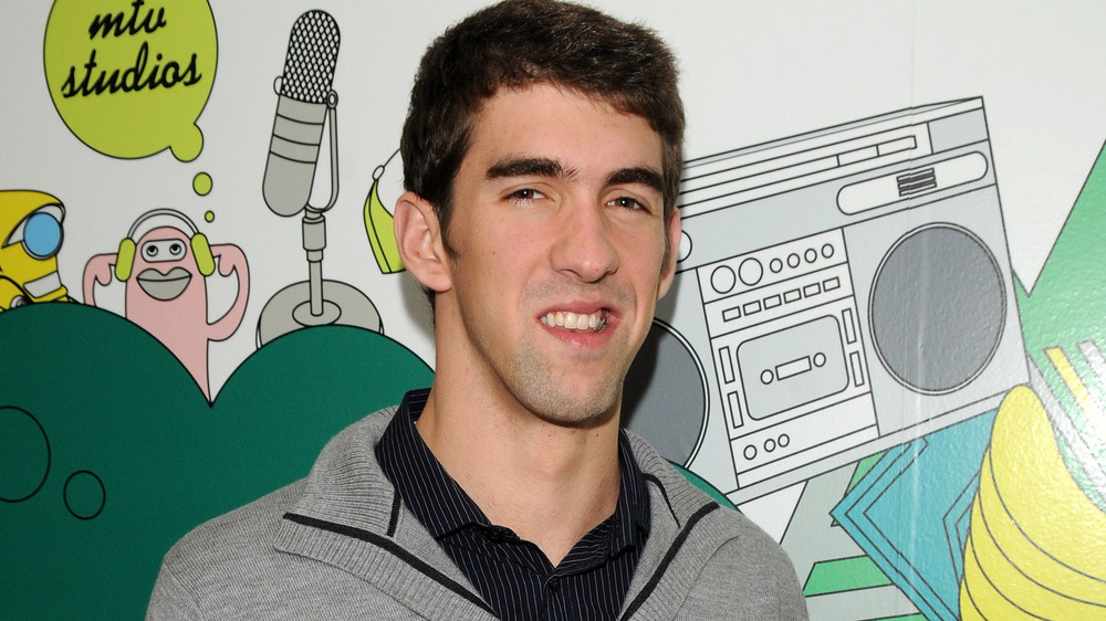 Michael Phelps sonriendo en la alfombra roja