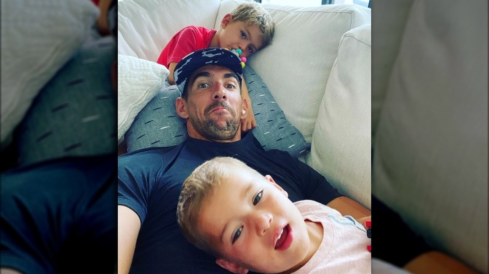 Michael Phelps y sus hijos posan para una selfie en el sofá