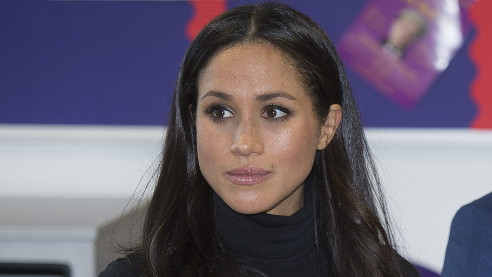 Meghan Markle mirando fijamente 