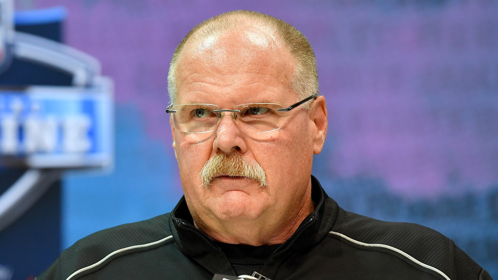 Andy Reid con gafas en una conferencia de prensa