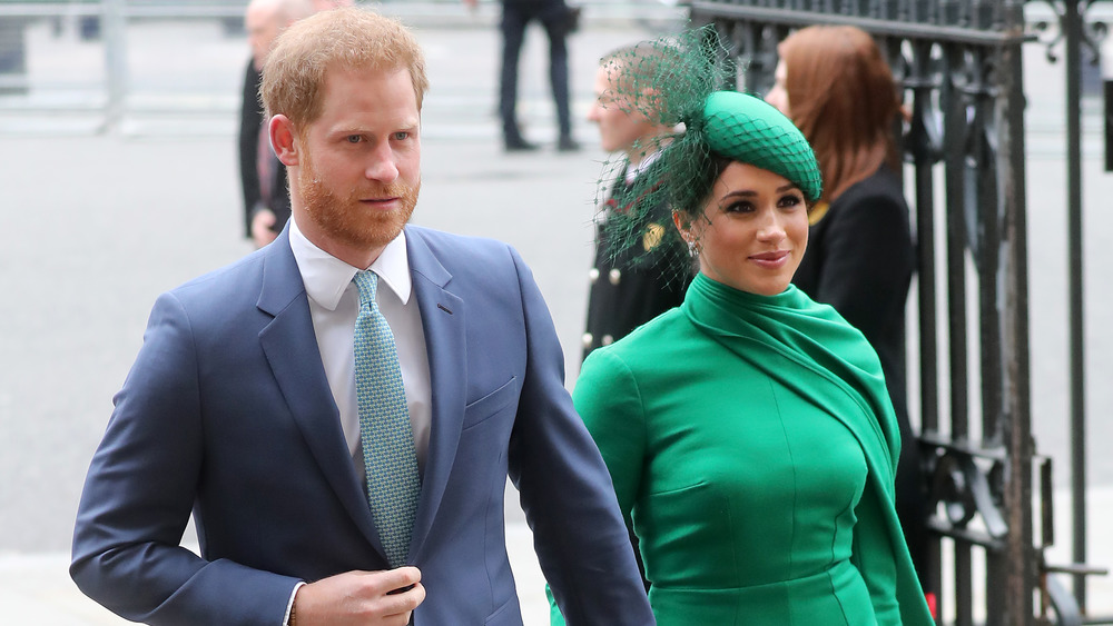 Meghan Markle y el príncipe Harry caminando