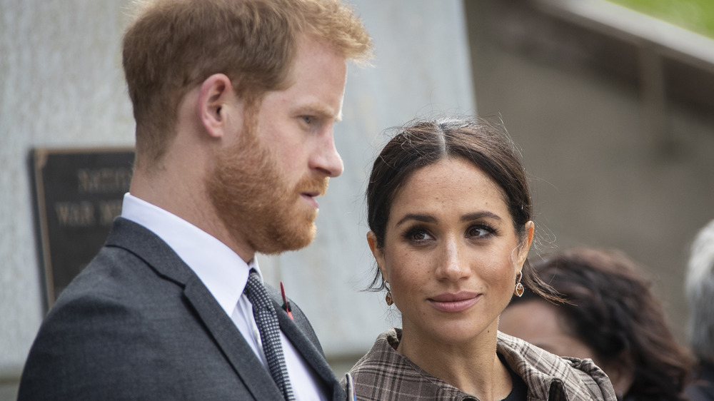 Meghan Markle mirando al príncipe Harry