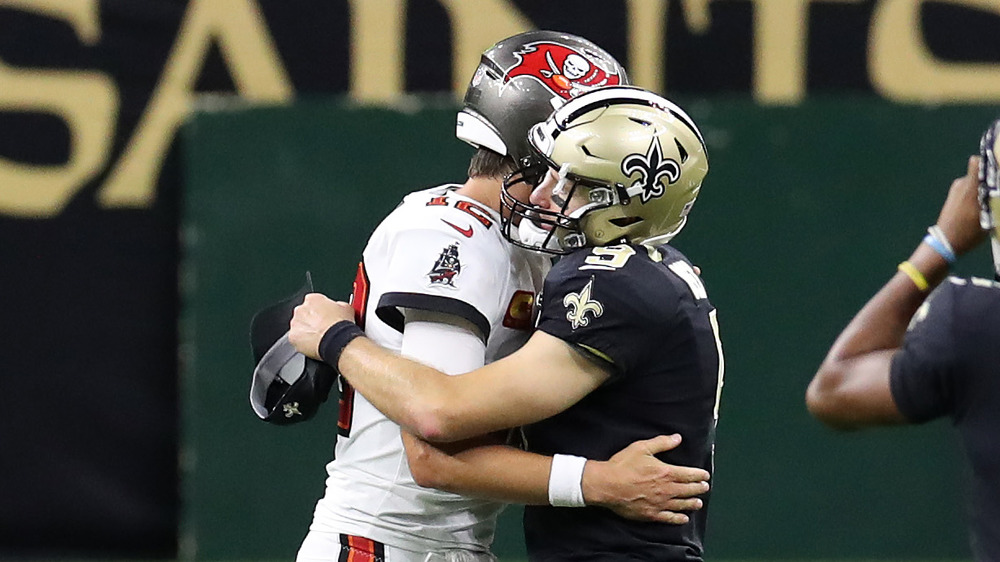 Drew Brees y Tom Brady se abrazan 