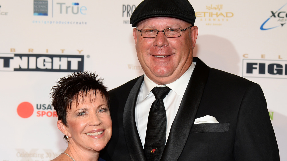 Christine y Bruce Arians sonríen y posan juntos en la alfombra roja