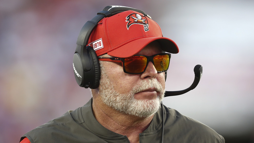 Bruce Arians en el campo de fútbol