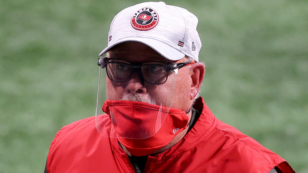 Bruce Arians en el campo de fútbol