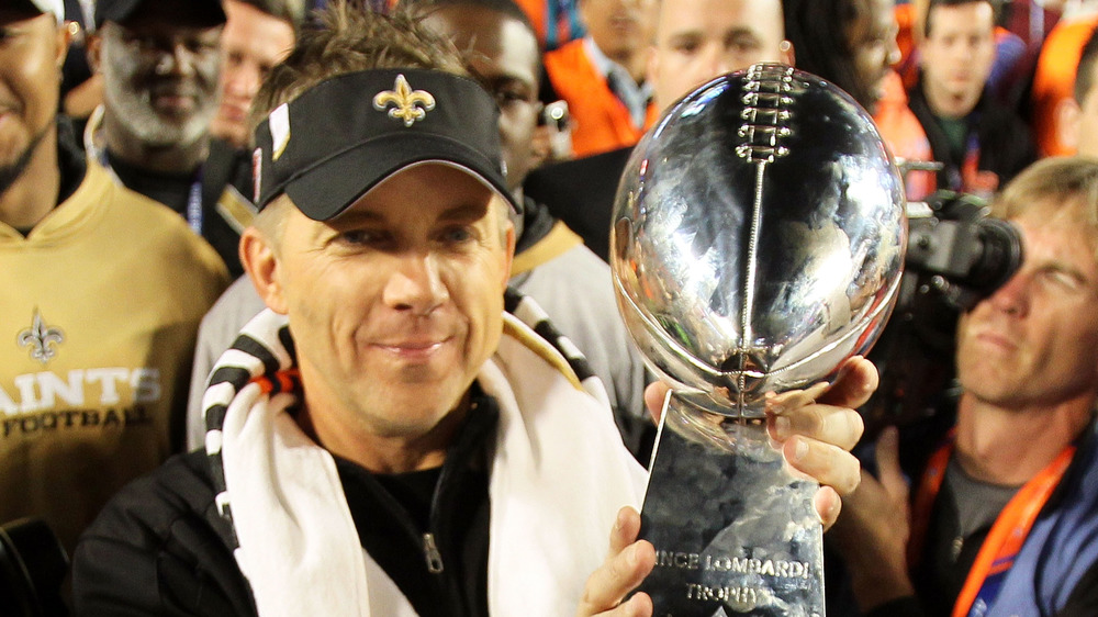 Sean Payton sosteniendo el trofeo del Super Bowl