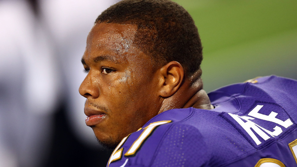 Ray Rice sudando al margen