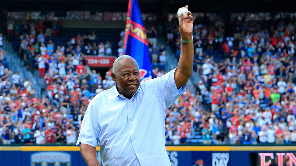 Hank Aaron lanza un lanzamiento de béisbol ceremonial